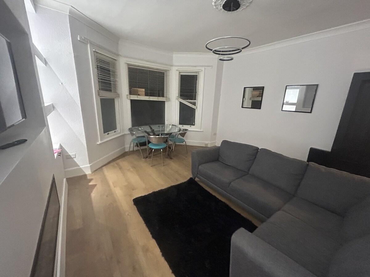 2 bed split-level flat, 5-min from Sth Croydon Stn4